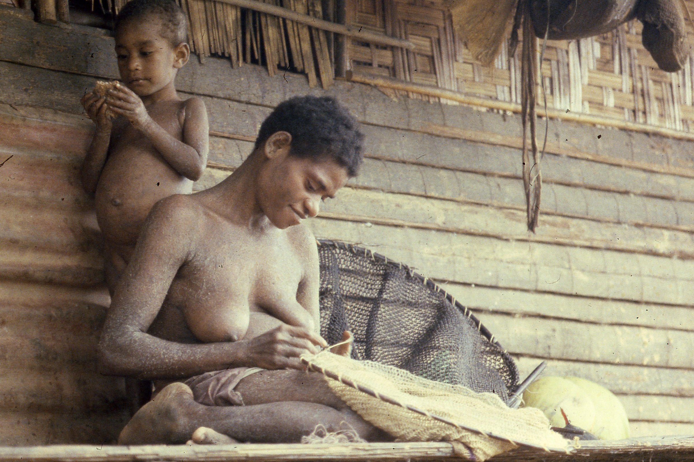 Abau woman making fishnet, Wagu, 1982 (Photo M.MacKenzie).